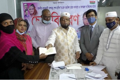 জামালপুরে অসহায় মানুষের মাঝে চেক বিতরণ