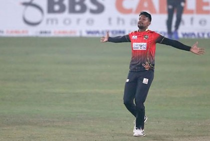 মিতব্যয়ী বোলিংয়ে আফ্রিদির রেকর্ড স্পর্শ নাহিদুলের 