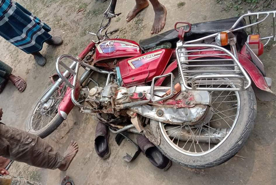 মোটরসাইকেলে ট্রাকের ধাক্কা, ছিটকে পড়ে প্রাণ গেল কলেজ প্রভাষকের