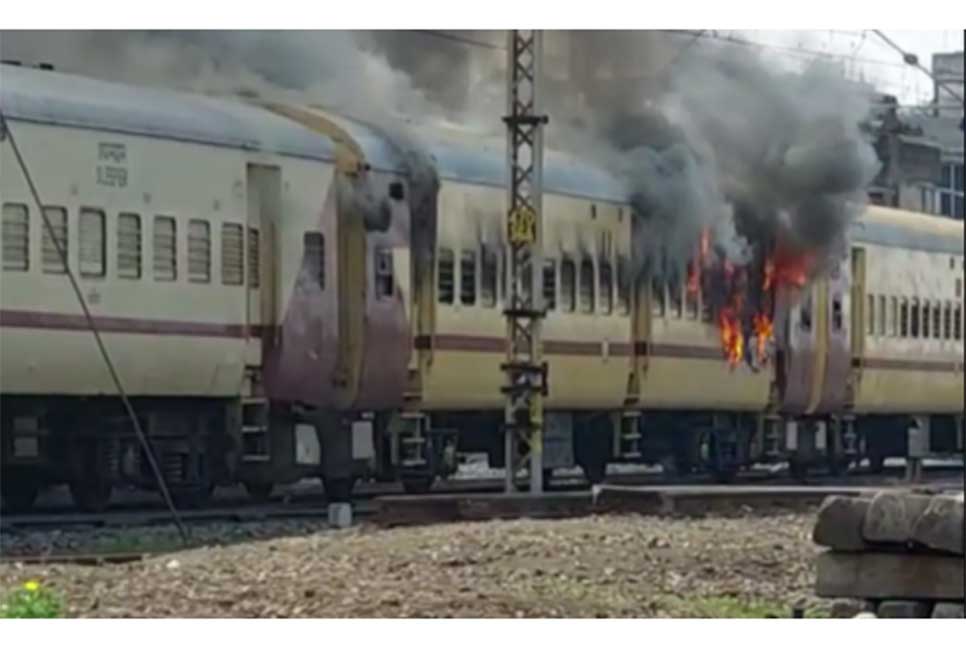 রেলে নিয়োগ পরীক্ষা নিয়ে বিক্ষোভ, যাত্রীবাহী ট্রেনে অগ্নিসংযোগ চাকরিপ্রার্থীদের

