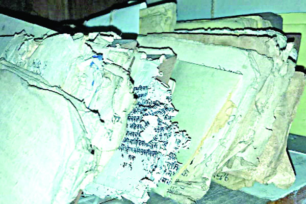 প্রাচীন পুথির পান্ডুলিপি ঘুণে খাচ্ছে