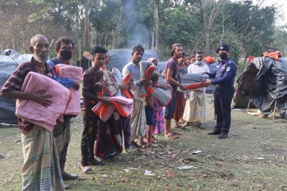 মুকসুদপুরে বেদে বহর পেল শীতবস্ত্র
