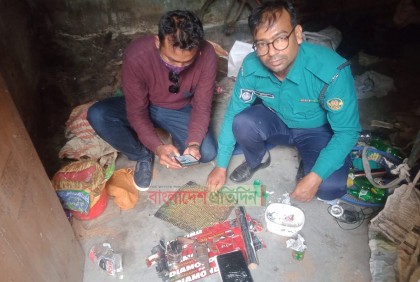 খুলনায় রিভলবার, গুলি ও বোমা সদৃশ বস্তু উদ্ধার