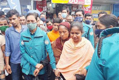 বরিশালে দুই নারী ছিনতাইকারী আটক