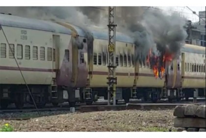 রেলে নিয়োগ পরীক্ষা নিয়ে বিক্ষোভ, যাত্রীবাহী ট্রেনে অগ্নিসংযোগ চাকরিপ্রার্থীদের

