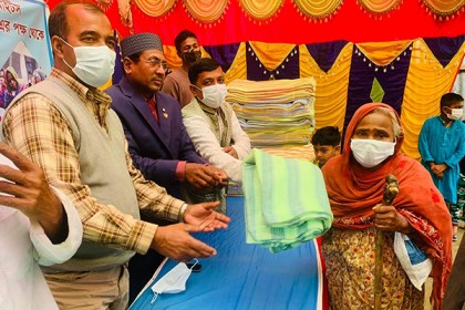 পাবনায় শীতার্তদের মাঝে এফডিএসআরের কম্বল, মাস্ক ও খাবার বিতরণ