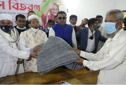 শীতার্ত মানুষের মাঝে পৌর আওয়ামী লীগের কম্বল বিতরণ