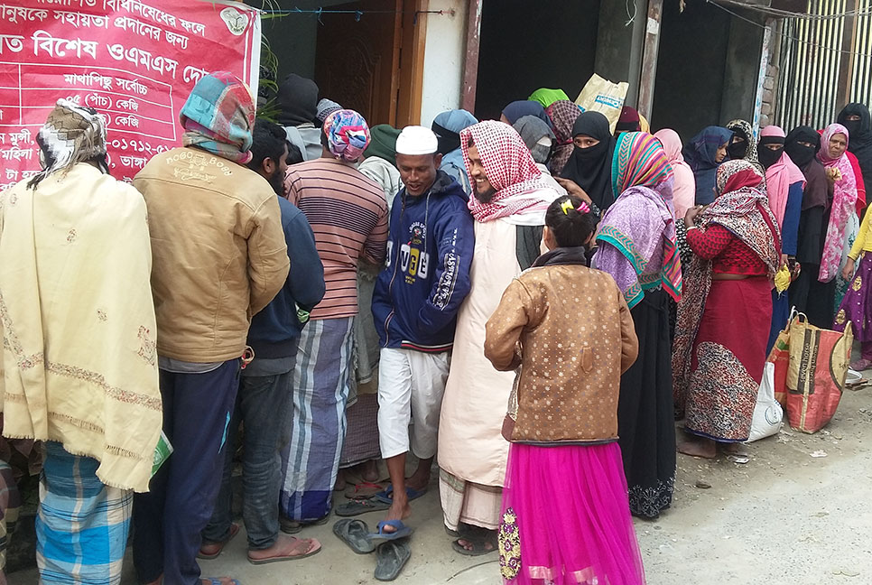 ভাঙ্গায় ওএমএসের চাল ও আটা কেনার জন্য উপচে পড়া ভিড়