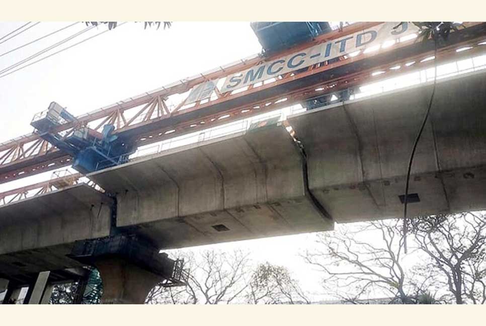 মেট্রোরেলের শেষ স্ল্যাব বসলো প্রেসক্লাবের সামনে 

