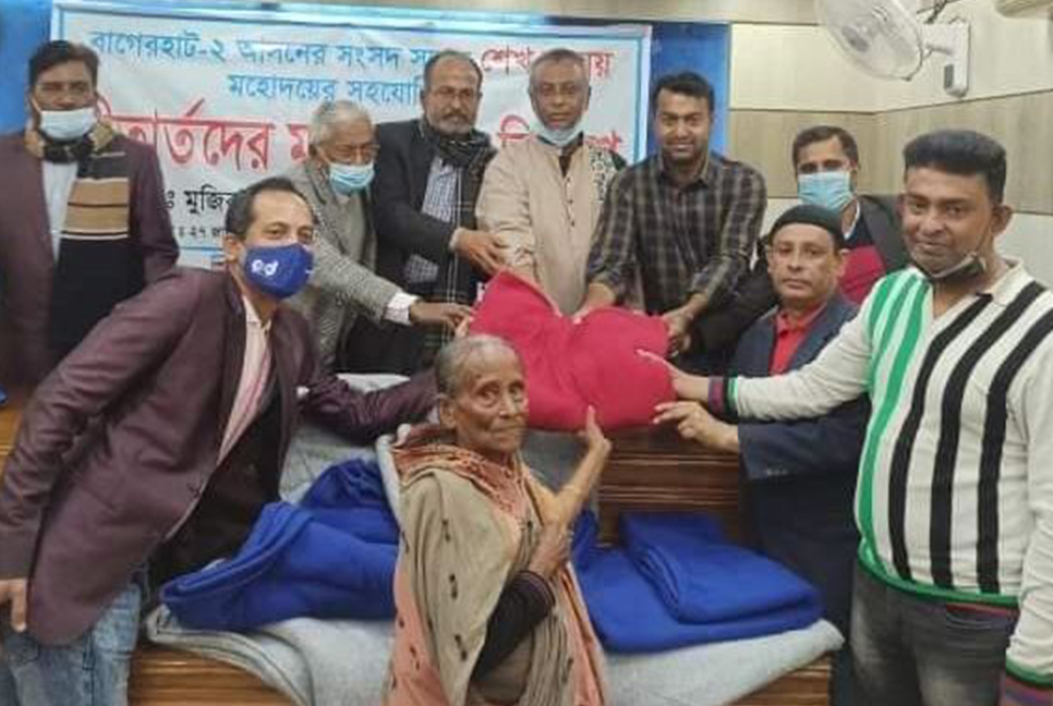 বাগেরহাটে শীতার্তদের মাঝে কম্বল বিতরণ