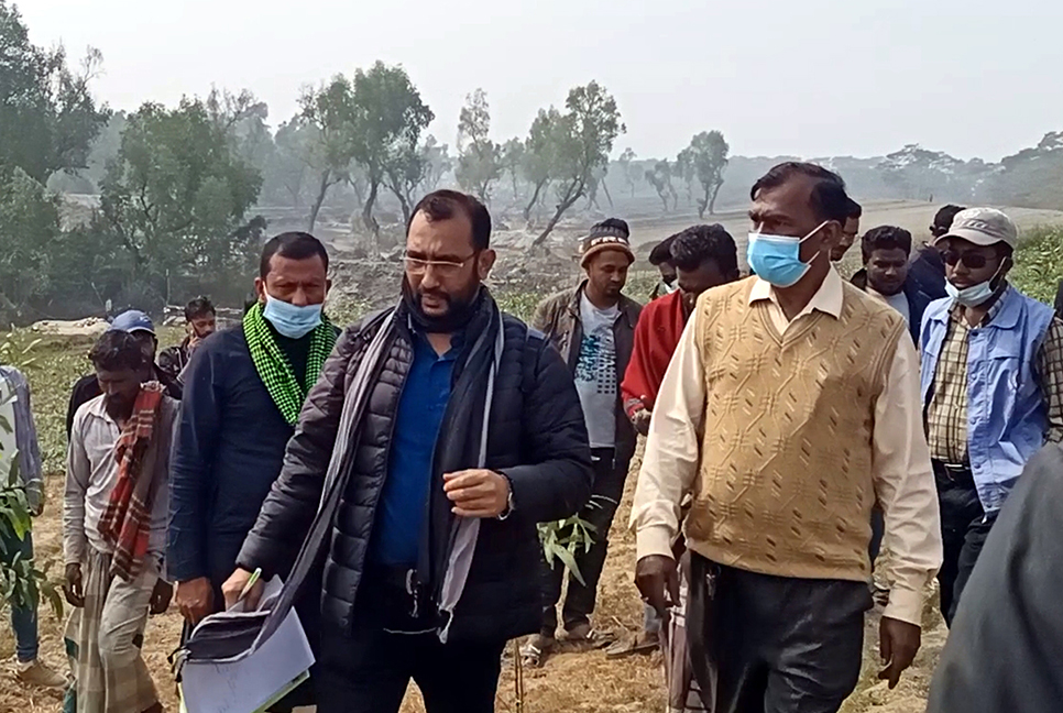 ক্ষতিগ্রস্ত সেই তরমুজ ক্ষেত পরিদর্শন করল তদন্ত কমিটি