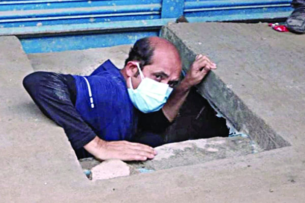 ড্রেনে নেমে কাজ দেখলেন মেয়র আতিক