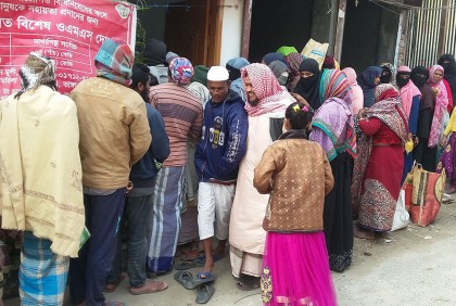 ভাঙ্গায় ওএমএসের চাল ও আটা কেনার জন্য উপচে পড়া ভিড়