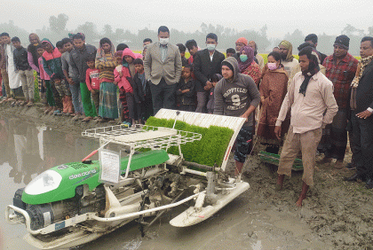 'রাইস ট্রান্সপ্লান্টারের সাহায্যে চারা রোপণে খরচ কম'