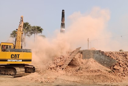 ধামরাইয়ে অবৈধ ইটভাটা গুঁড়িয়ে দিল পরিবেশ অধিদপ্তর