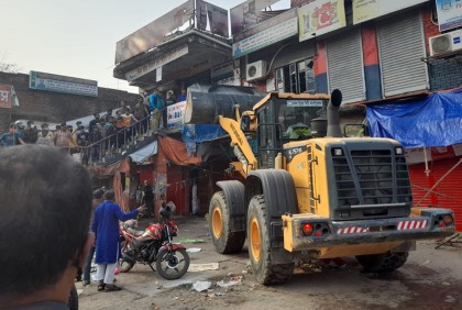 ফুটপাত দখলের দায়ে ৫ দোকান মালিককে জরিমানা

