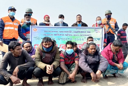 ১০ লাখ পাইস্যা পোনাসহ পশুর নদী থেকে ৯ জেলে আটক