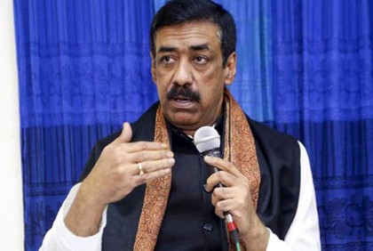 শামীম ওসমানের মাথায় হাত বুলিয়ে দোয়া দিলেন প্রধানমন্ত্রী