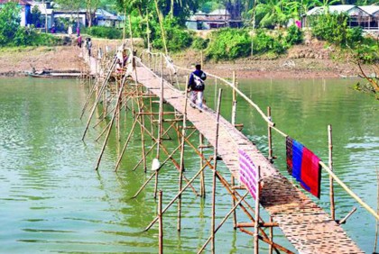 একটি সেতুর অভাবে ২০ হাজার মানুষের দুর্ভোগ