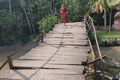 বাগেরহাটে ঝুঁকিপূর্ণ পুল দিয়ে পারাপার 