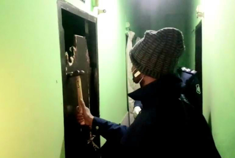 আবাসিক হোটেলের দরজা ভেঙে যুবকের মরদেহ উদ্ধার 