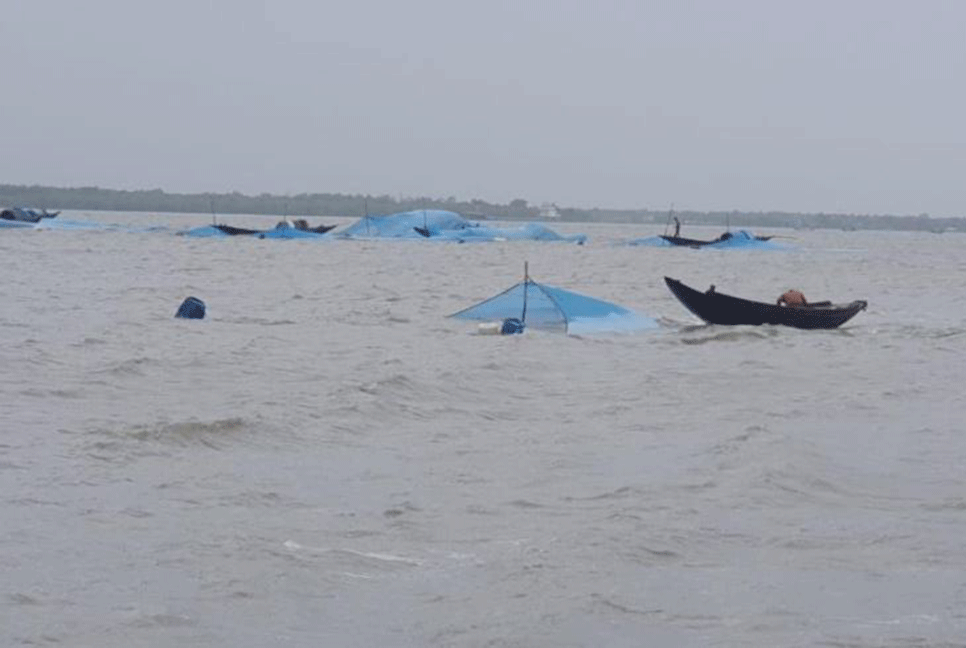 মাছ ধরতে গিয়ে নৌকা ডুবে জেলে নিখোঁজ