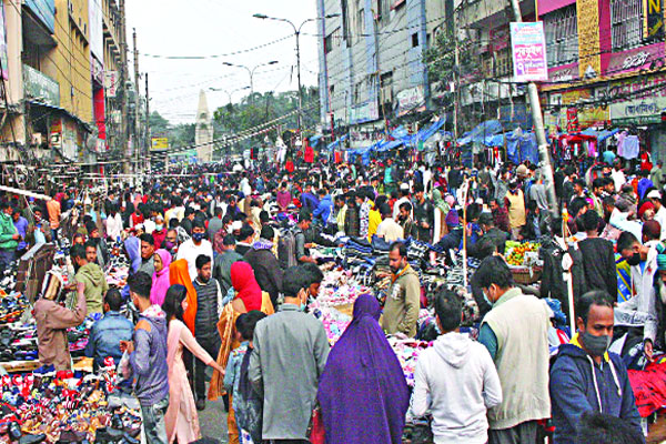 গরম কাপড় কিনতে ভিড়