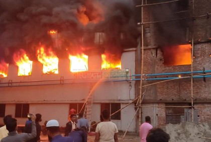 প্রায় ৮ ঘণ্টা পরে নিভলো পোশাক কারখানার আগুন