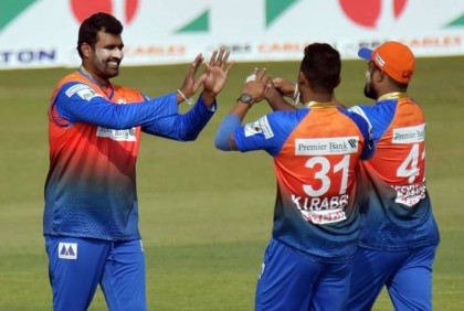 টস জিতে বরিশালের বিপক্ষে বোলিংয়ে খুলনা