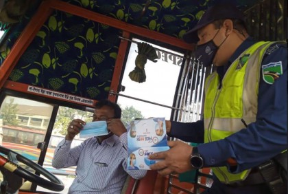 কালিয়াকৈরে করোনা সচেতনতায় মাঠে হাইওয়ে পুলিশ
