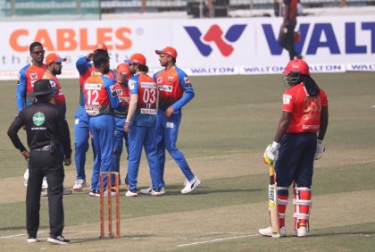 বিপিএল: খুলনাকে বড় লক্ষ্য দিতে পারেনি গেইলরা
