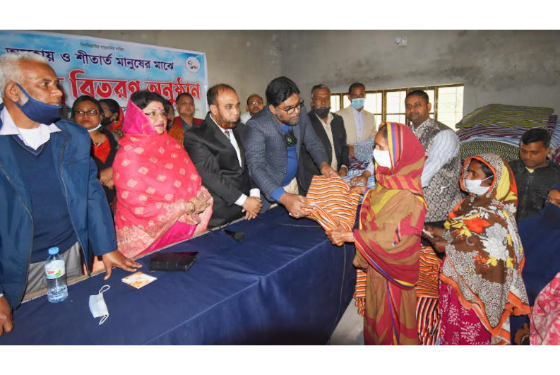 বগুড়ায় অসহায় শীতার্ত মানুষের মাঝে শীতবস্ত্র বিতরণ