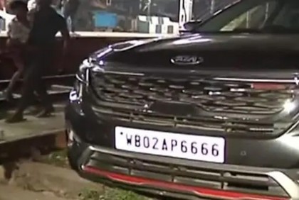 রেললাইনে বেপরোয়া গাড়ি, ১০০ মিটার চালিয়ে নিলেন মত্ত চালক!


