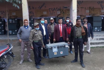 
বগুড়ার ২২ ইউপির নির্বাচনে ভোটকেন্দ্র যাচ্ছে সরঞ্জাম