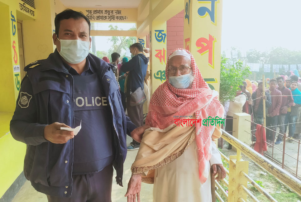 মিলছে না আঙুলের ছাপ, ফিরে যাচ্ছেন ভোটাররা
