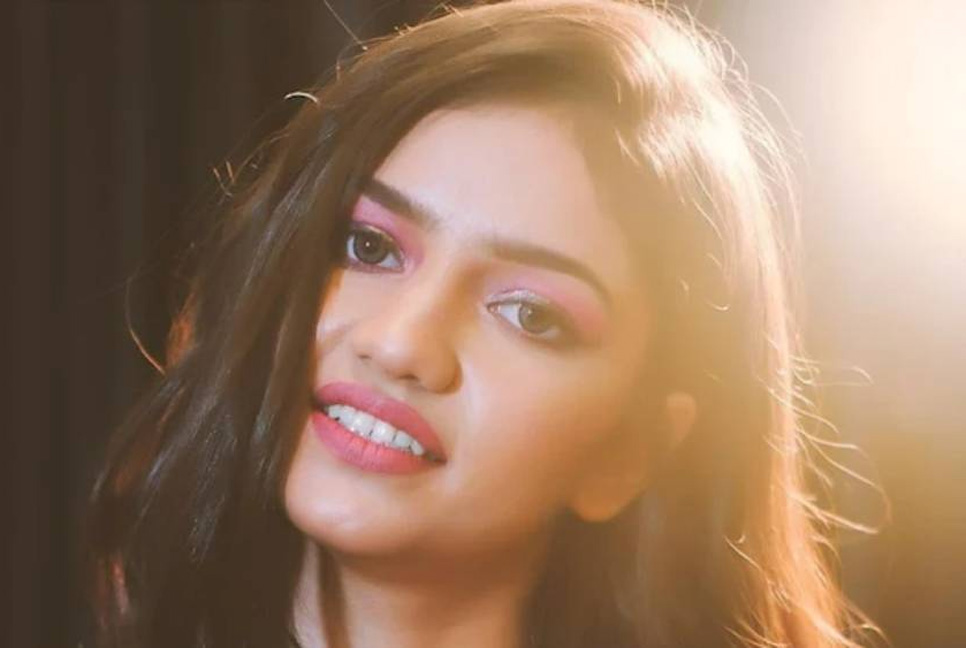 বাবাকে ফোনে যে কথা বলে হোটেলের ষষ্ঠ তলা থেকে ঝাঁপ মডেলের!

