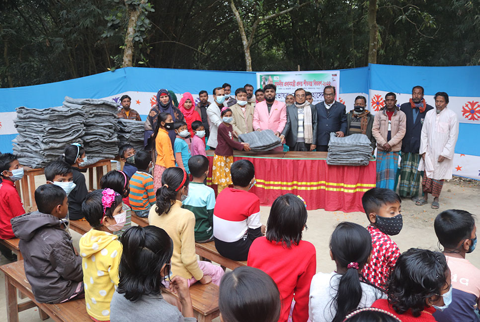 শাজাহানপুরে সুবিধাবঞ্চিত শিশুদের মাঝে শীতবস্ত্র বিতরণ 
