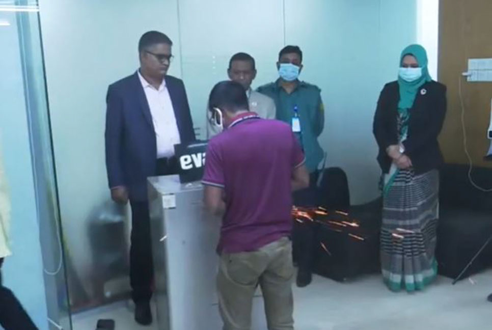পাসওয়ার্ড না পাওয়ায় ইভ্যালির লকার ভাঙছে পরিচালনা বোর্ড