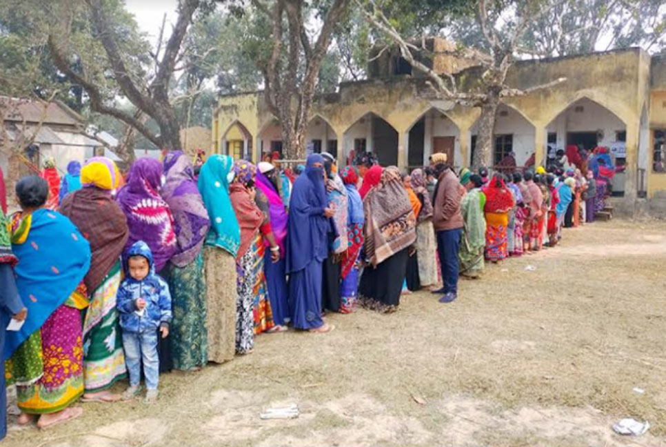 নওগাঁর ৮টি ইউপি নির্বাচনে ইভিএম ভোট প্রদানে নানা সমস্যায় ভোটাররা