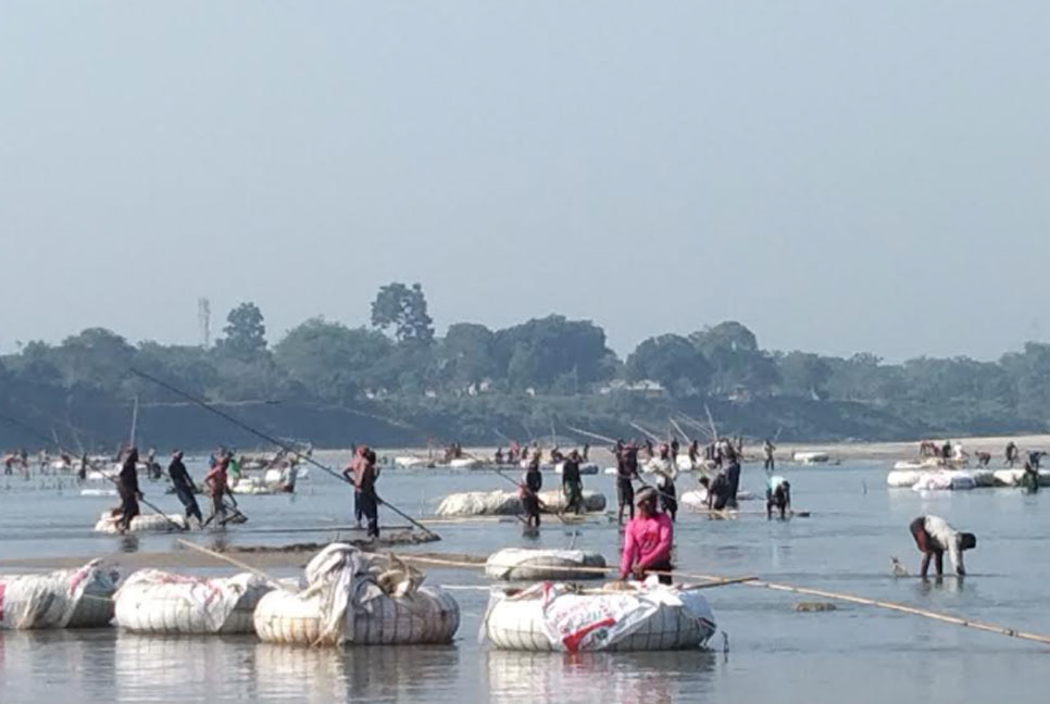 কনকনে শীতে কাজ কম, অনটনে মহানন্দার ৩০ হাজার শ্রমিক