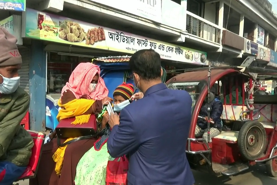 বাগেরহাটে করোনার বিধিনিষেধ মানতে ডিসির মাস্ক বিতরণ 