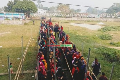 ব্রাহ্মণবাড়িয়ায় একটি কেন্দ্রে ৯টায় ভোট শুরু, আরেকটিতে তিনজনকে জরিমানা

