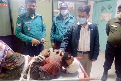 রক্তাক্ত ব্যক্তির ভিডিও করছিলেন সবাই, চিকিৎসার ব্যবস্থা করল পুলিশ