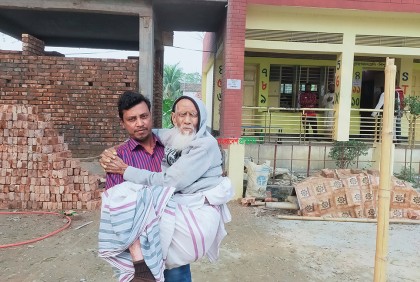 ছেলের কোলে এলেন কেন্দ্রে, ভোট না দিয়ে ফিরলেন মুক্তিযোদ্ধা
