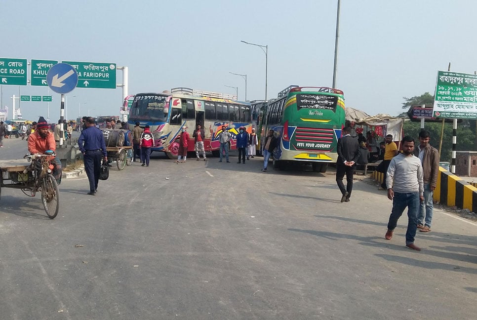 ফরিদপুর-টেকেরহাট মহাসড়কে বাস চলাচলে বাধা