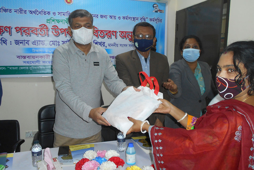 মাগুরায় প্রশিক্ষণপ্রাপ্ত ৪০ নারীকে সেলাইয়ের উপকরণ বিতরণ