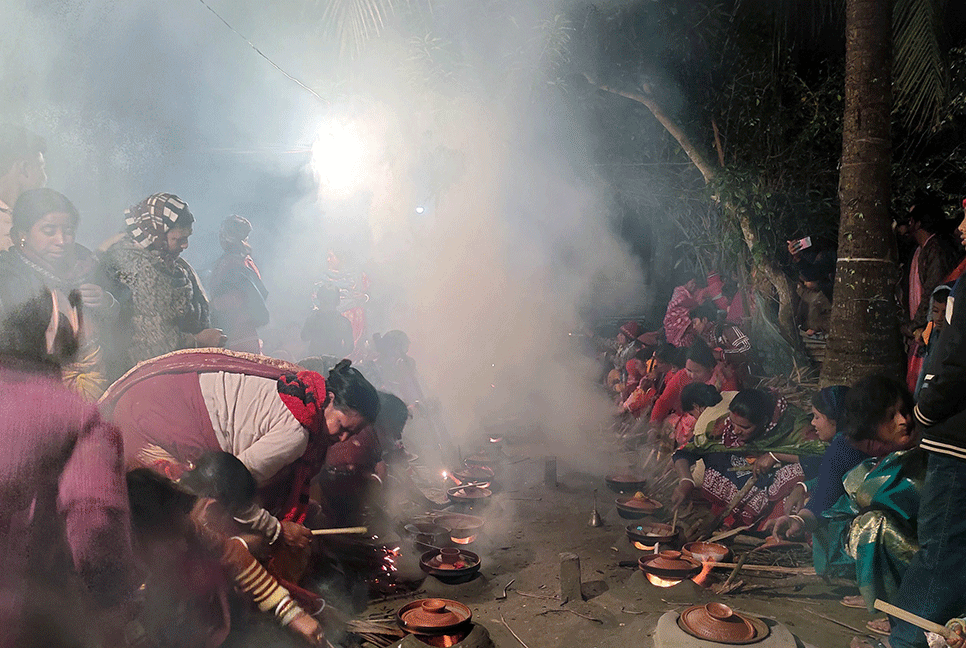 পিরোজপুরে পিঠা উৎসবে মানুষের ঢল