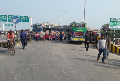 ফরিদপুর-টেকেরহাট মহাসড়কে বাস চলাচলে বাধা 