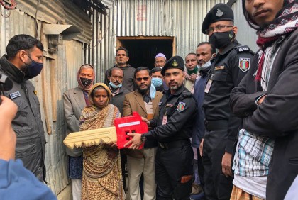 গোয়াল ঘরে বসবাসকারী মায়ের জন্য র‌্যাবের গৃহ নির্মাণ