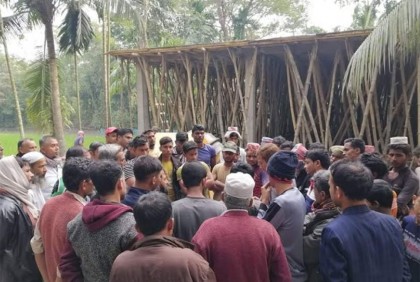 বিল্ডিংয়ের কাজ না পেয়ে বুকে অস্ত্র ঠেকিয়ে গুলি ঠিকাদারের
